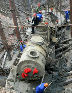 手拉葫蘆在拉林河鐵橋下起吊百年機(jī)車