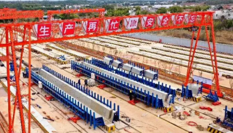 春節期間高速公路工程建設者用電動葫蘆吊運板材